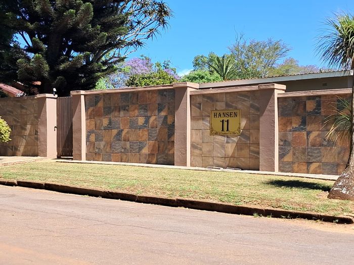 For Sale: House in Piet Retief Central with flatlet, ample parking, and yard.