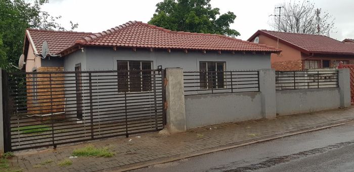 Geelhoutpark House For Sale: 3 Bedrooms, near amenities, low maintenance, great investment.