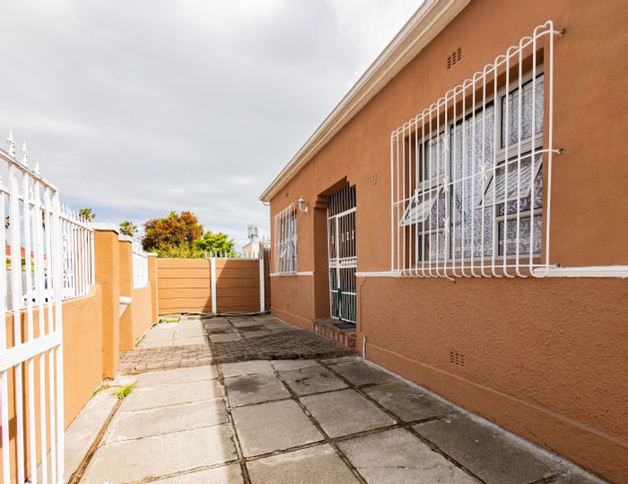 5-Bedroom House with Granny Flats and Parking in Parow Valley For Sale
