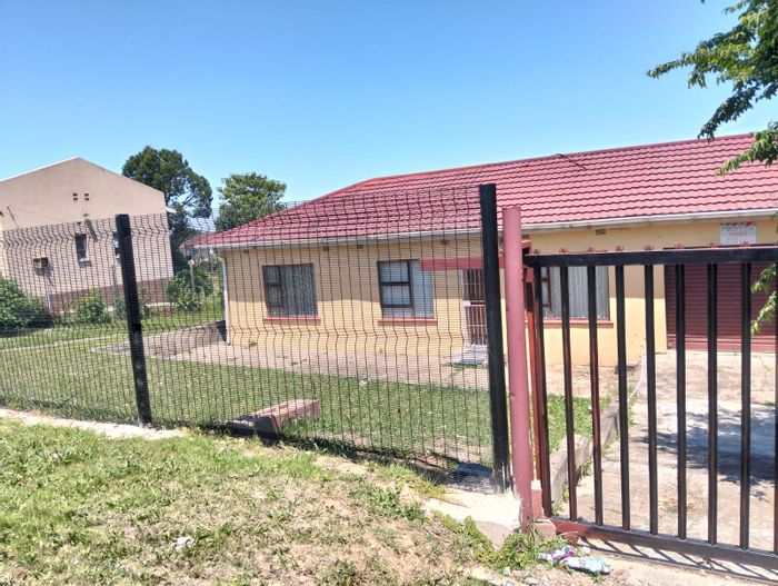 Northcrest Apartment To Rent: 3 bedrooms, garage, large yard, near amenities.