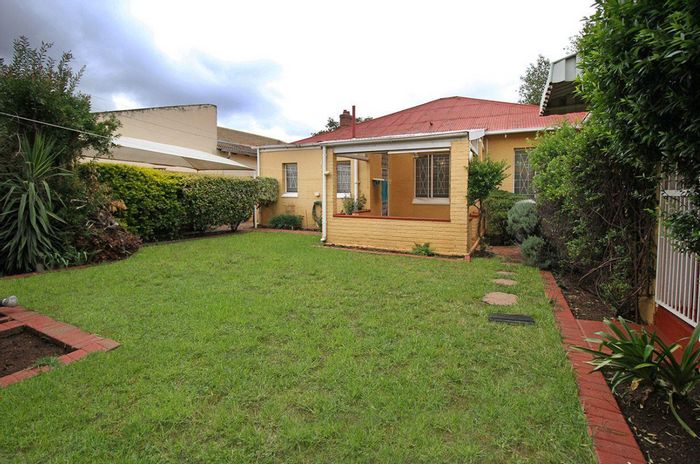 Kensington House For Sale: Open-plan living, cottage, garage, near schools and shops.