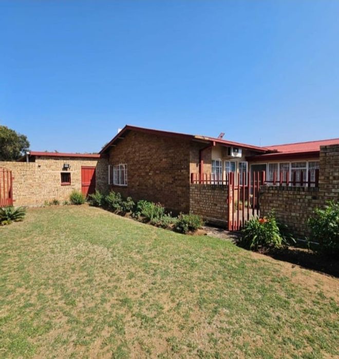 For Sale: Spacious 4-bedroom house in Vanderbijlpark SE 1 with ample parking.
