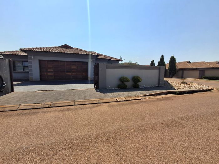 For Sale: House in Clarina with double garage, separate room, and solar geyser.