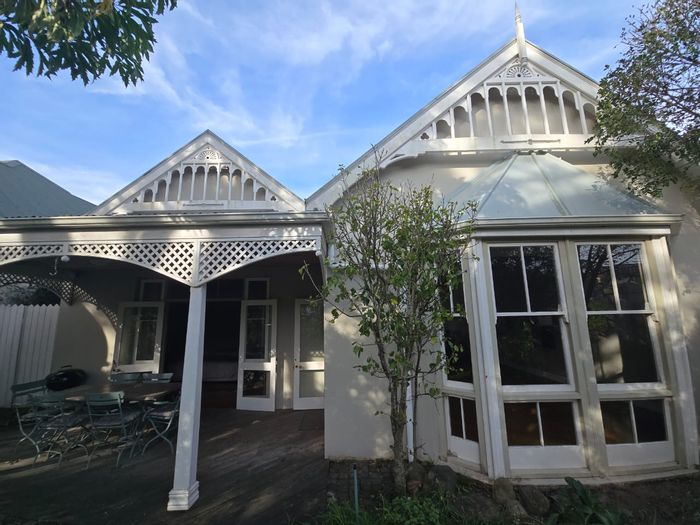 3-Bedroom House To Rent in Selborne with pool, garage, and lake access.