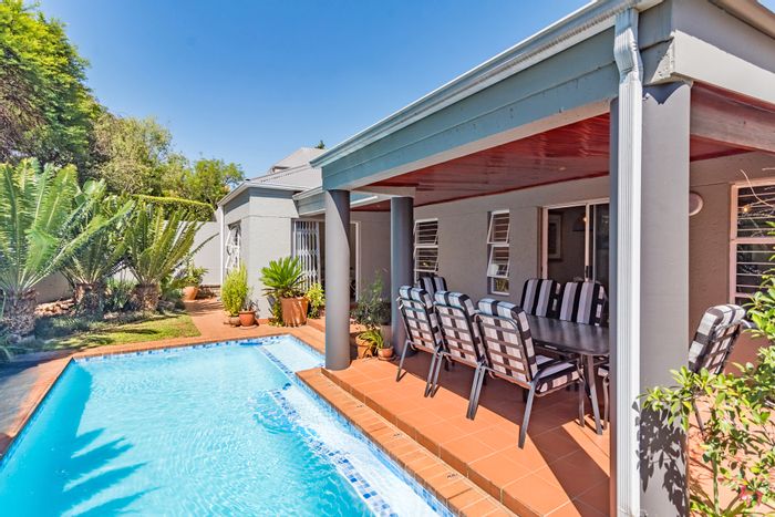 Magaliessig House For Sale: Spacious living, pool, security, parks, and staff accommodation.