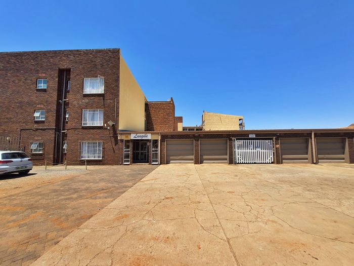 Spacious 1-bedroom apartment in Potchefstroom Central, ideal for investment. For Sale.