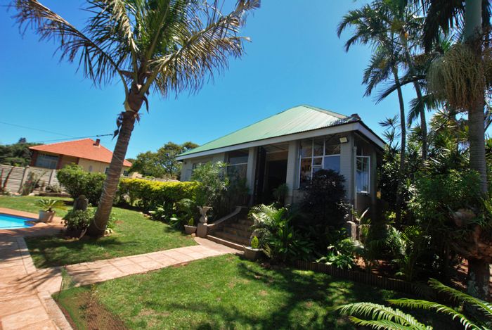 For Sale: House in Umkomaas Central with pool, flats, and expansive 2,023m² lot.