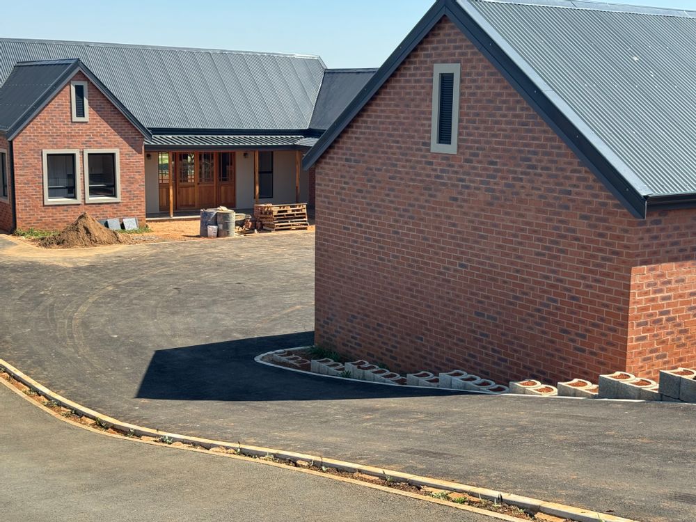 Driveway into the property.
