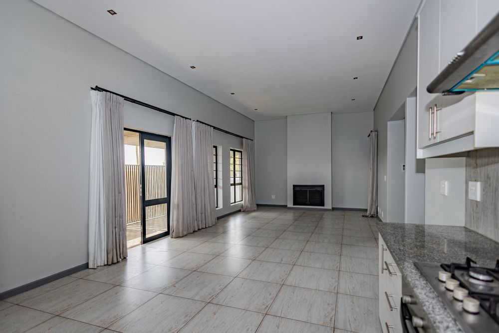 OPEN PLAN LIVING AREA