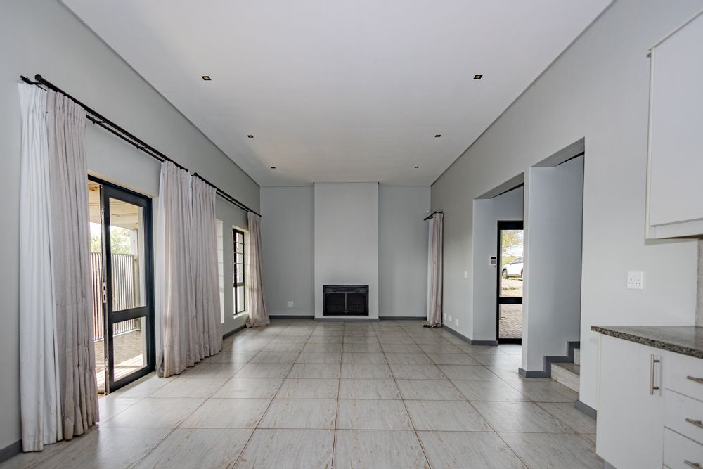 OPEN PLAN LIVING AREA