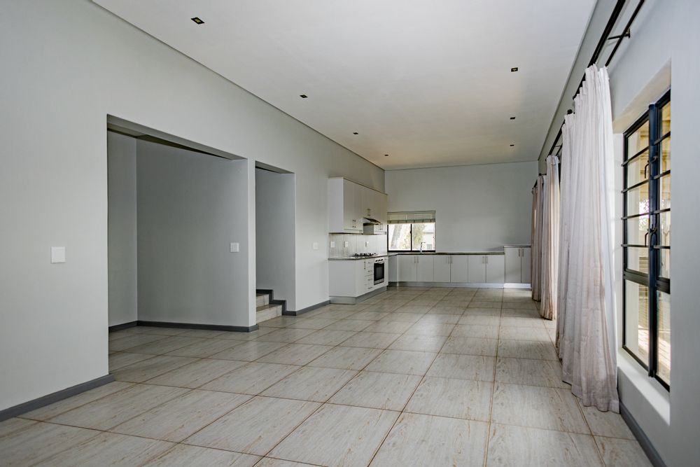 OPEN PLAN LIVING AREA