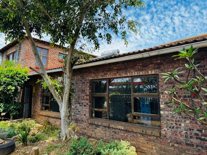 C Place House For Sale: 4 bedrooms, flatlet, outdoor braai, near amenities.