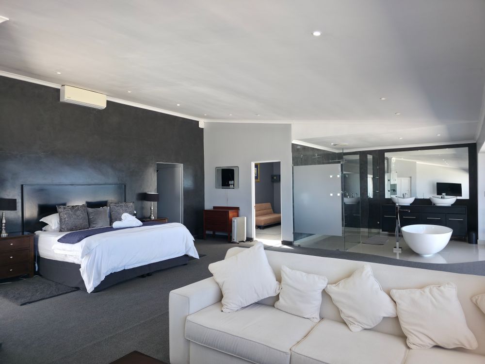 With stunning open en-suite & lounge area