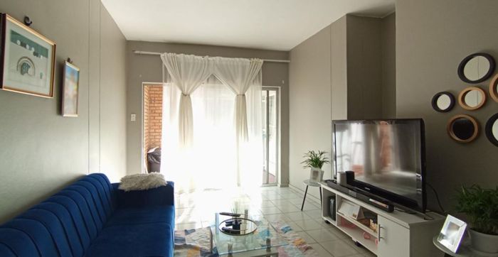 For Sale: Waterkloof Glen Apartment with 2 Beds, Patio, Near Schools & Shopping.