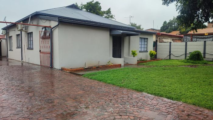 For Sale: House in Rustenburg Central with pool, flatlet, and spacious living areas.