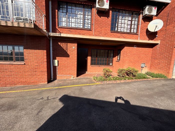 Montrose Apartment To Rent: Bachelor pad with carport, prepaid electricity, water included.