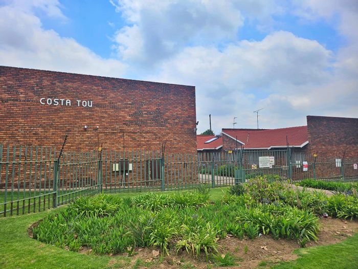 Birchleigh Townhouse For Sale: 3 beds, pool access, double garage, close to amenities.