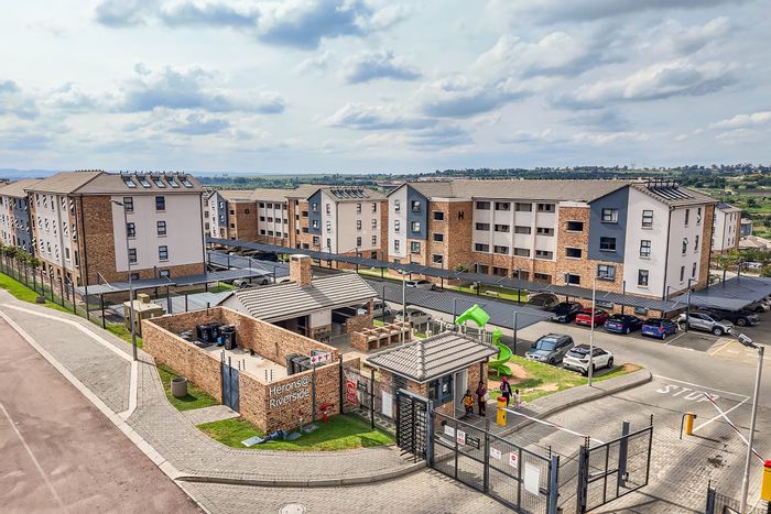 Townhouse For Sale in Riverside View: 2 beds, secure complex, communal gardens.