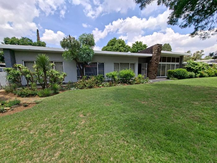 For Sale: Spacious Selcourt house with pool, entertainment area, and ample parking.