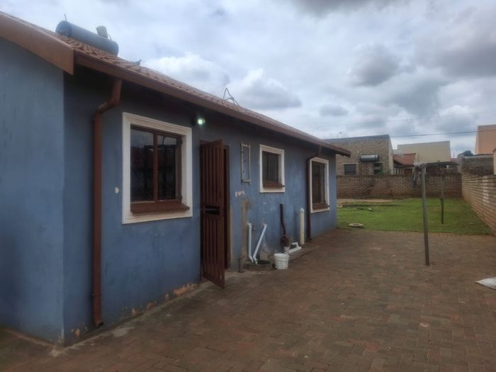 To Rent: 3-Bedroom House in Lenasia South with Large Yard and Parking.
