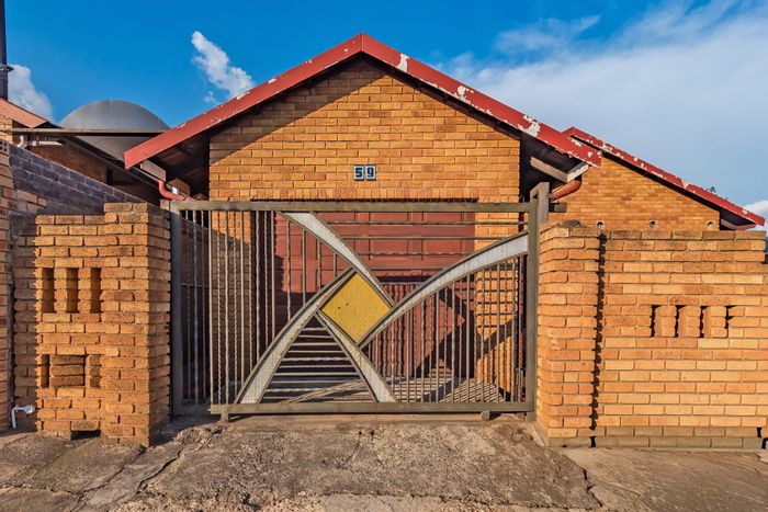 For Sale: House in Protea North with 3 bedrooms, air conditioning, and secure parking.