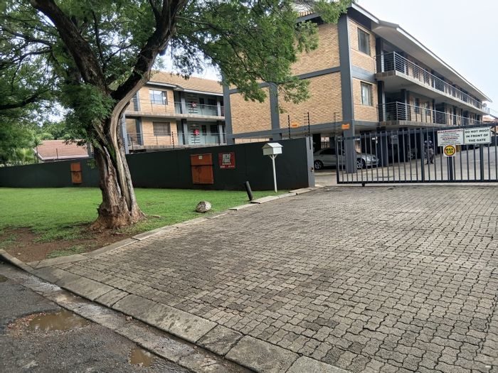 Die Bult Apartment For Sale: 2 Bedrooms, secure parking, pool, communal braai area.