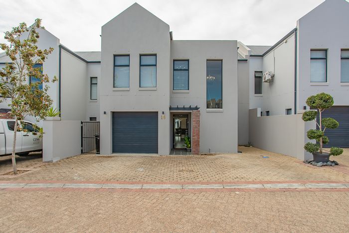 Klein Parys House For Sale: 3 beds, 2 baths, garage, estate security, mountain views.