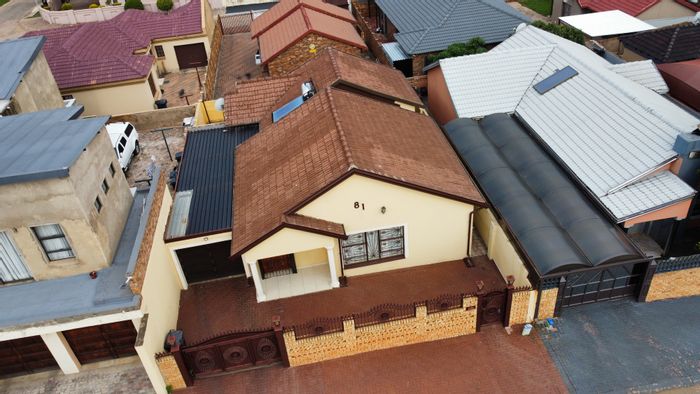 Danville House For Sale: 3 Bedrooms, solar geyser, garage, near schools and shops.