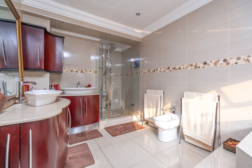 Main En-Suite full bathroom