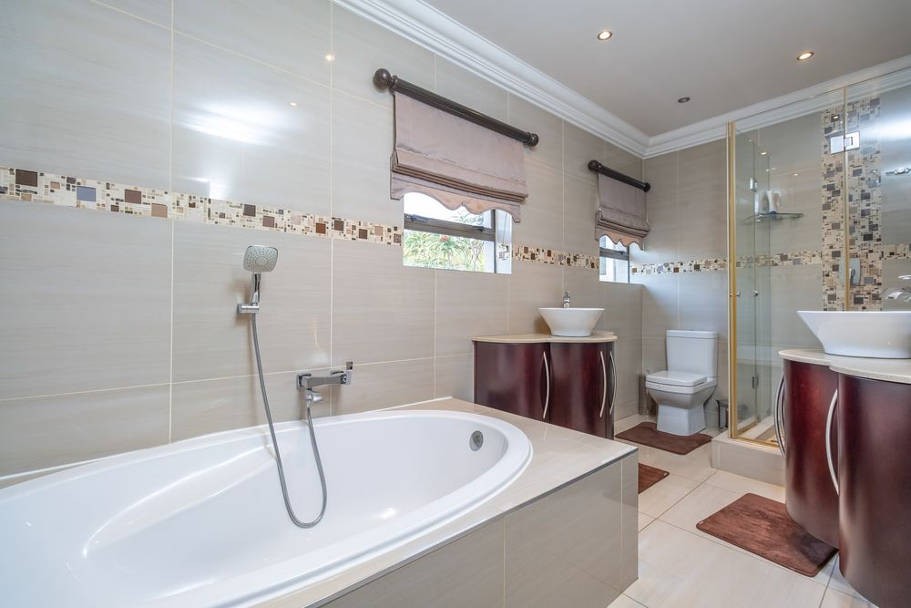 Full en-suite bathroom for guest suite