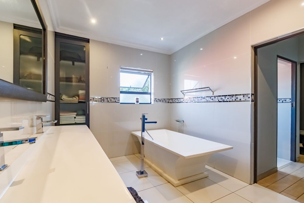 Main En-Suite Bathtub