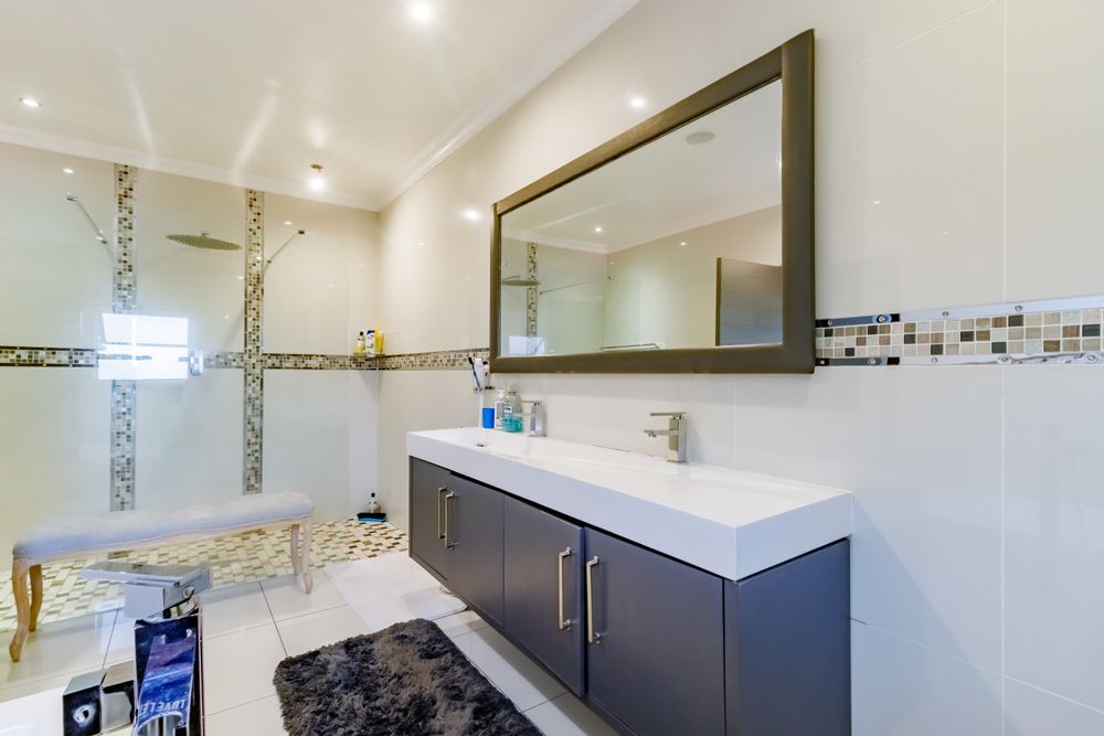 Main En-Suite Shower