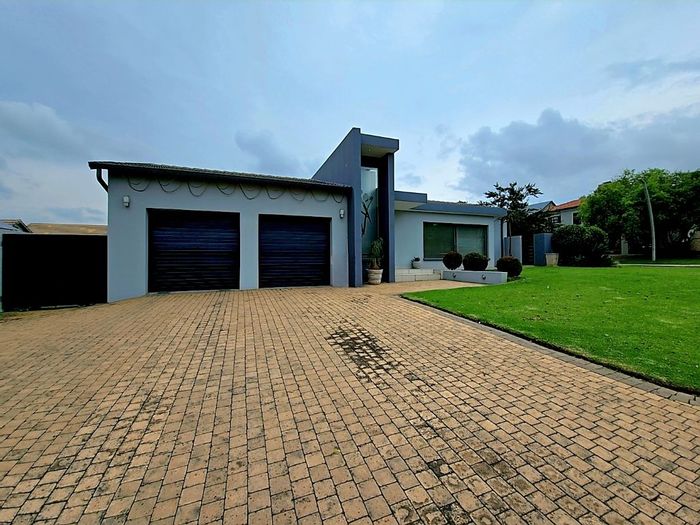 For Sale: House in Midlands Estate with pool, bar, and spacious entertainment areas.