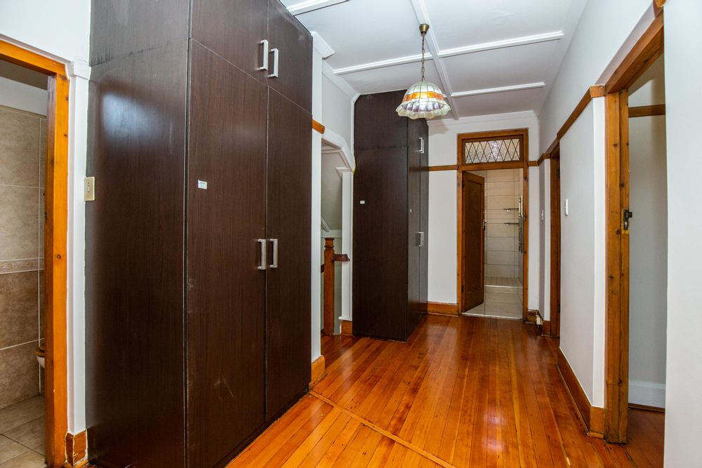 Entrance hall with linen cupboards