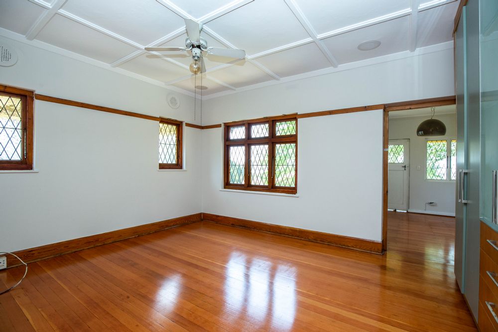 Bedroom interleading to another room