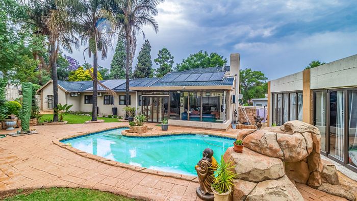 Spacious 4-bedroom house in Highway Gardens with pool, flatlet, and secure parking. To Rent.