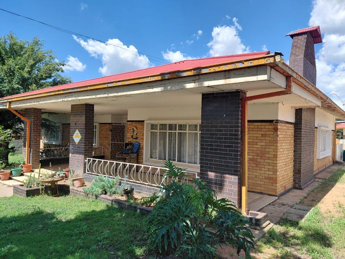 For Sale: Spacious 4-bedroom house in Vredefort Central with flatlets and double garage.