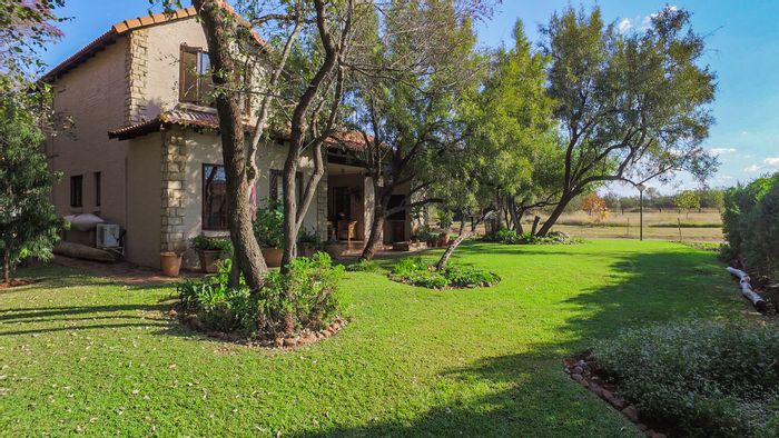 Townhouse for Sale in The Coves: 3 beds, pool access, scenic views.