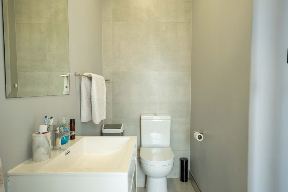 Bedroom 2 - En-suite Bathrom