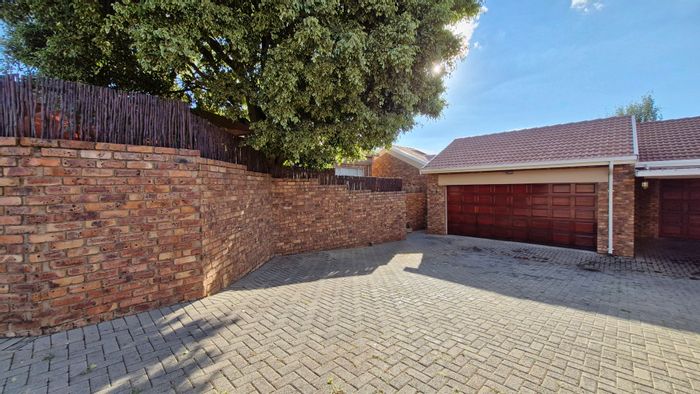 Amberfield House For Sale: 3 bedrooms, solar system, decked patio, double garage.