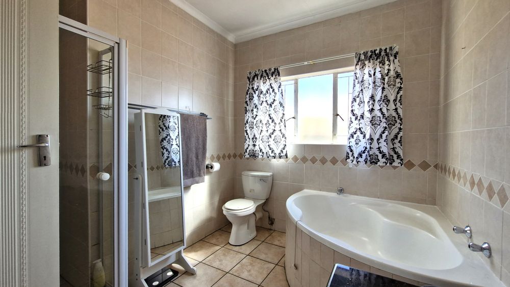 Main bedroom's bathroom