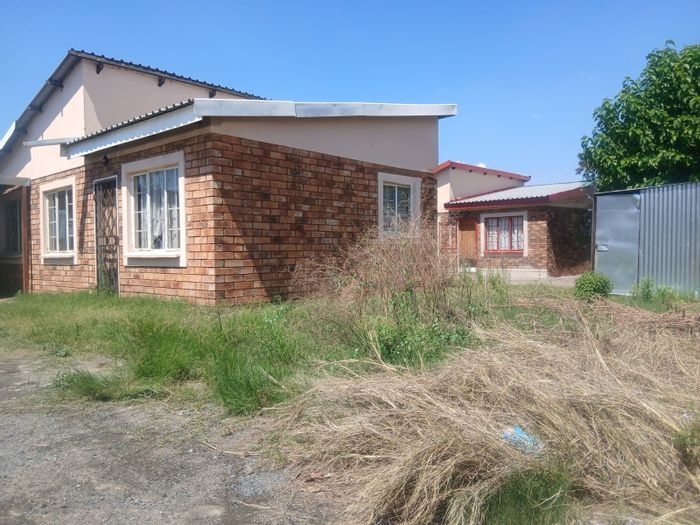 For Sale: House in Seraleng, 3 Bedrooms, large yard, close to amenities.