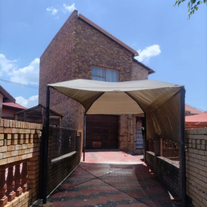 Geelhoutpark House For Sale: 4 bedrooms, double garage, near amenities.