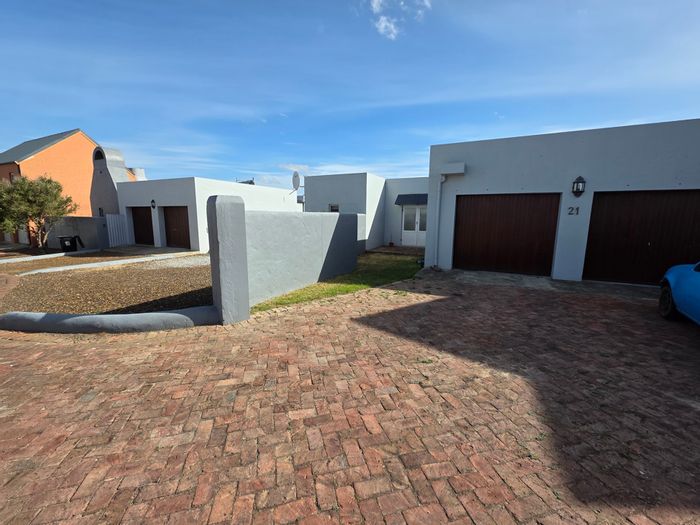 For Sale: House in Bredasdorp Central with 3 beds, private garden, double garage.