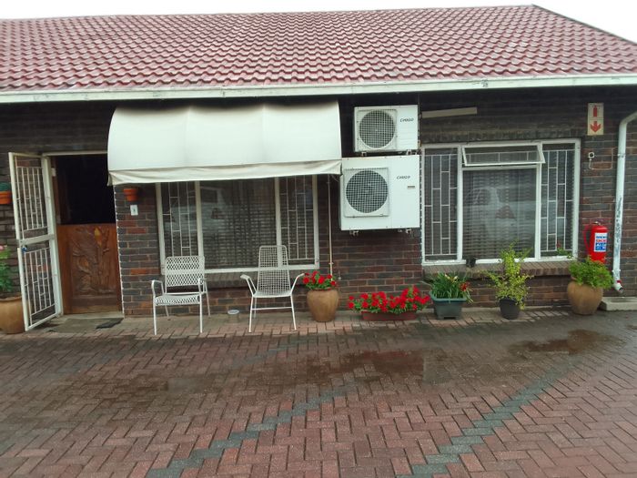 Lower Bo-Dorp Townhouse For Sale: 2 beds, pool access, near shops and transport.