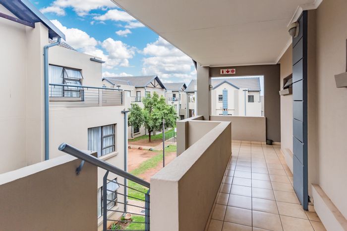 For Sale: Ruimsig Apartment with 2 Bedrooms, Golf Course Views, and Secure Parking.