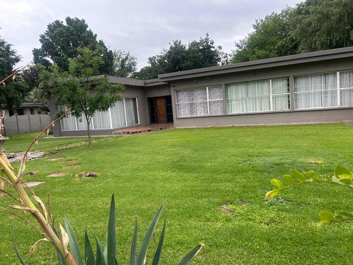 Meyerhof House For Sale: 4 beds, jacuzzi, borehole, security, ample parking.