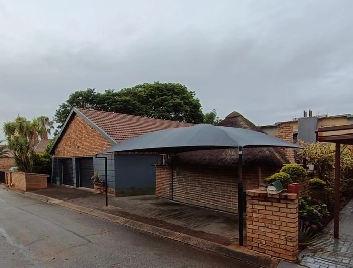 Waterval East Townhouse For Sale: 3 beds, lapa, pool, double garage.