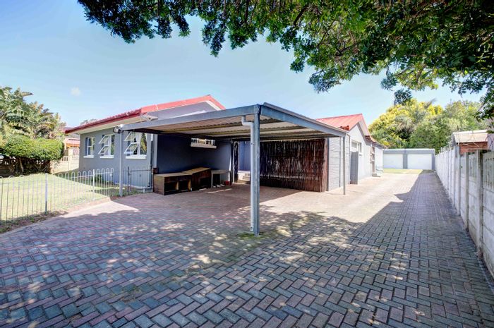 For Sale: House in Lorraine with 3 beds, rental flats, and entertainment space.