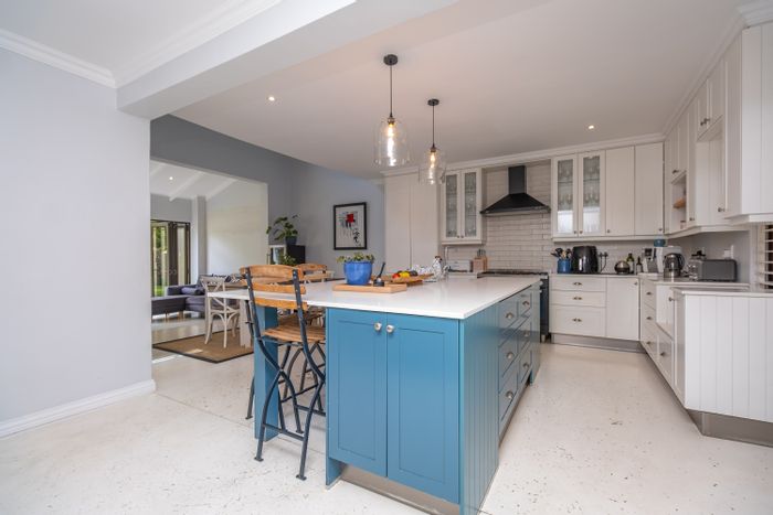 Lonehill House For Sale: 4 beds, home office, garden, and estate amenities.